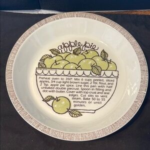Green and White Ceramic Serveware Plate for Dining